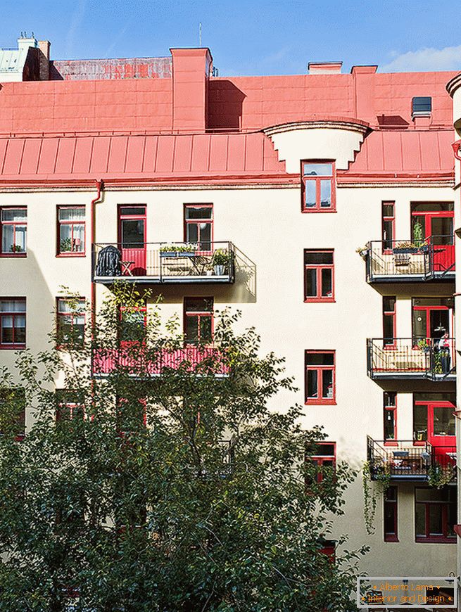 A fachada da casa onde os apartamentos estão localizados