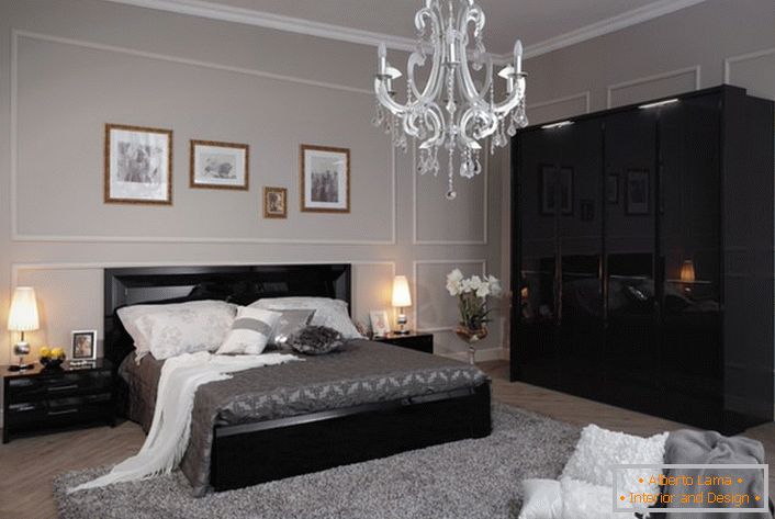 Um quarto aconchegante e elegante em estilo high-tech, feito em tons de cinza claro, com móveis pretos contrastantes.