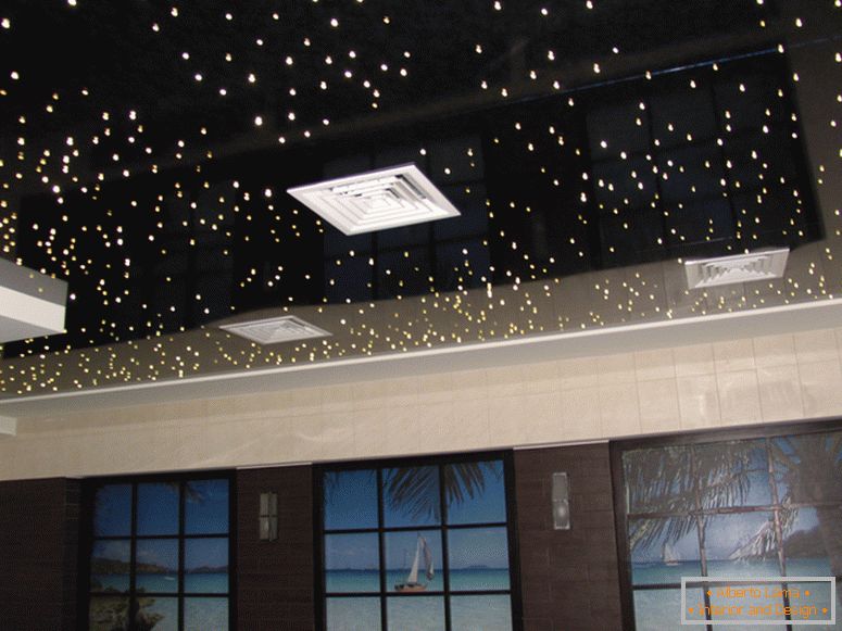 O lustroso teto de PVC imita o céu noturno, o céu estrelado. Ótima idéia para um quarto ou um quarto de crianças.
