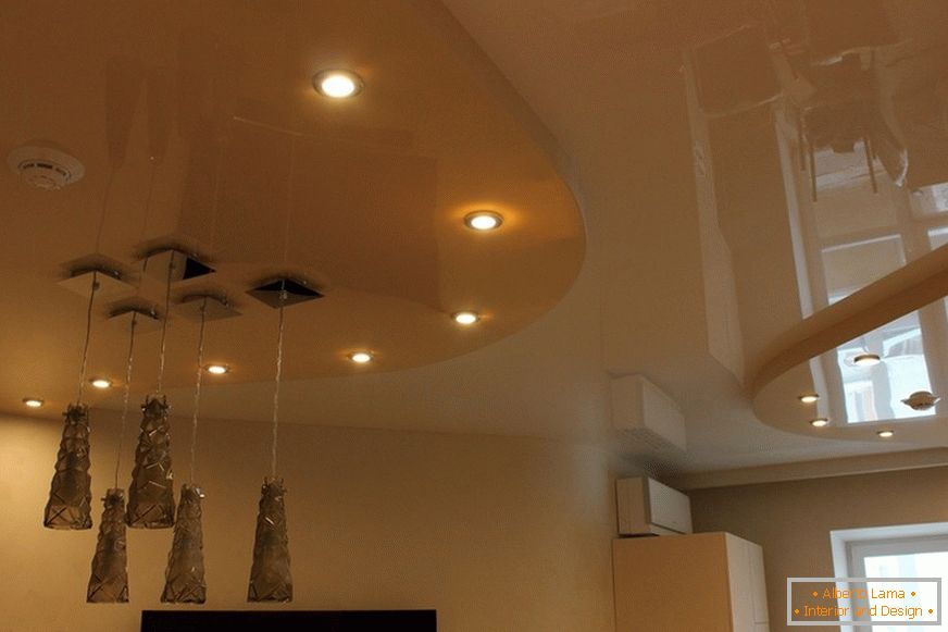 Tecto falso de dois níveis em PVC na sala de estar do apartamento da cidade. A iluminação conceitual é um bom movimento de design.