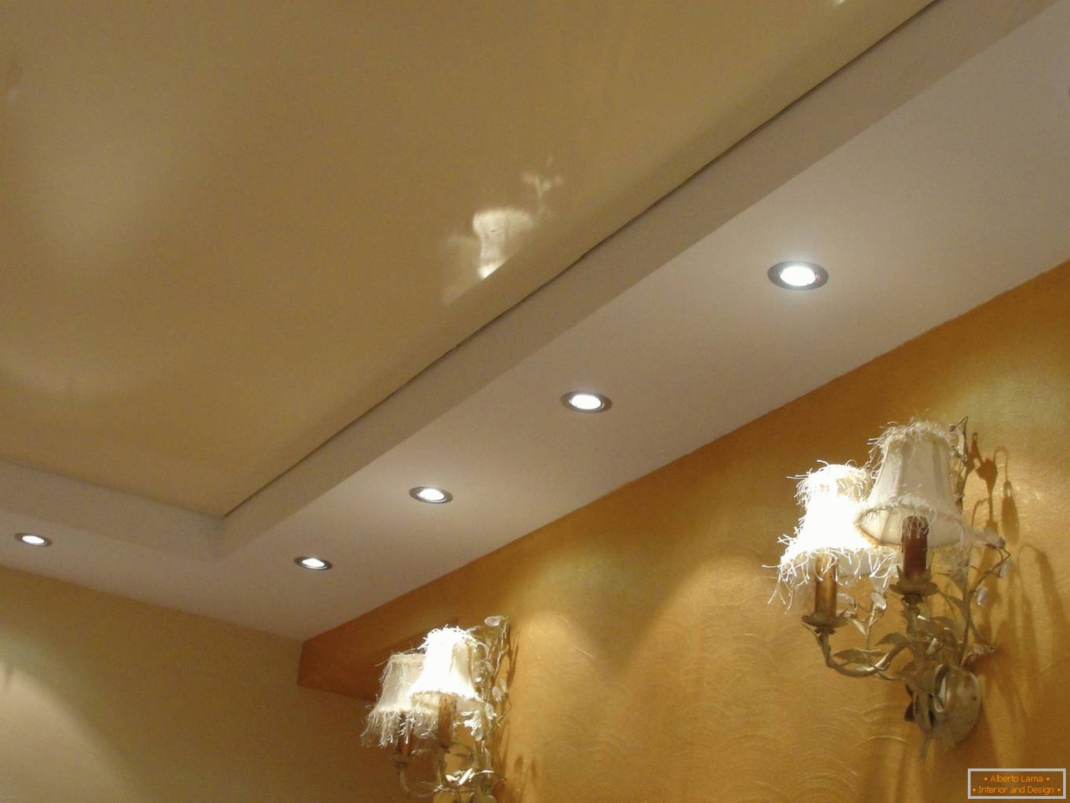 O teto é um tom bege suave com iluminação corretamente selecionada.