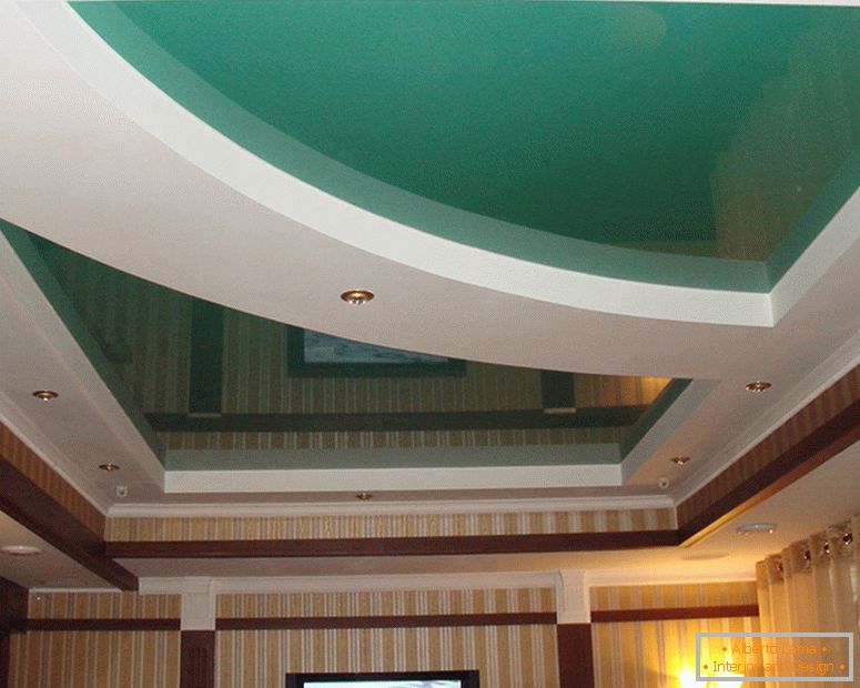 A construção em múltiplas camadas de tetos de PVC elástico ao longo do nível de papelão de gesso é equipada com lâmpadas LED embutidas.