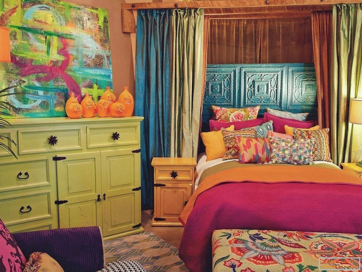 Interior de quarto em cores brilhantes