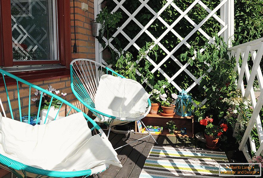 Cadeiras de turquesa na varanda