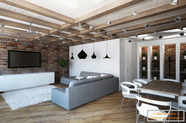 O design do apartamento no estilo loft é notável pela sua praticidade. Um mínimo de mobília torna o quarto espaçoso e luminoso.
