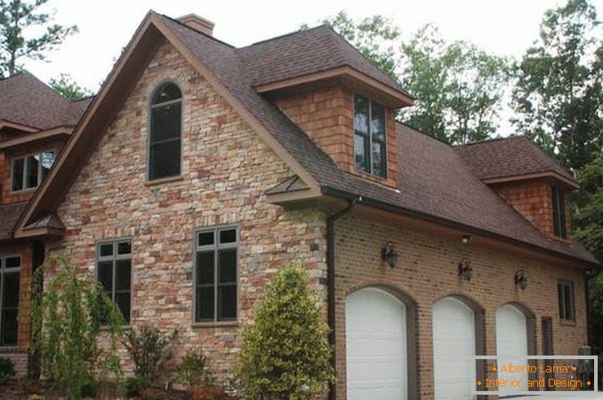 Foto da fachada da casa com diferentes materiais de revestimento