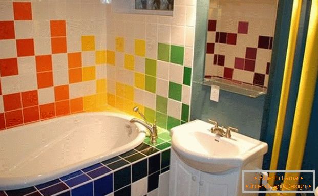 Azulejos coloridos no banheiro