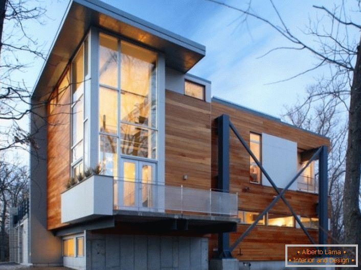As paredes de madeira da casa são em estilo high-tech com elegantes janelas panorâmicas de plástico.