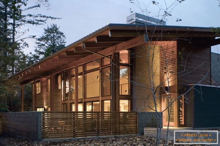 Uma casa de campo em estilo high-tech é a melhor opção para uma união confortável com a natureza.