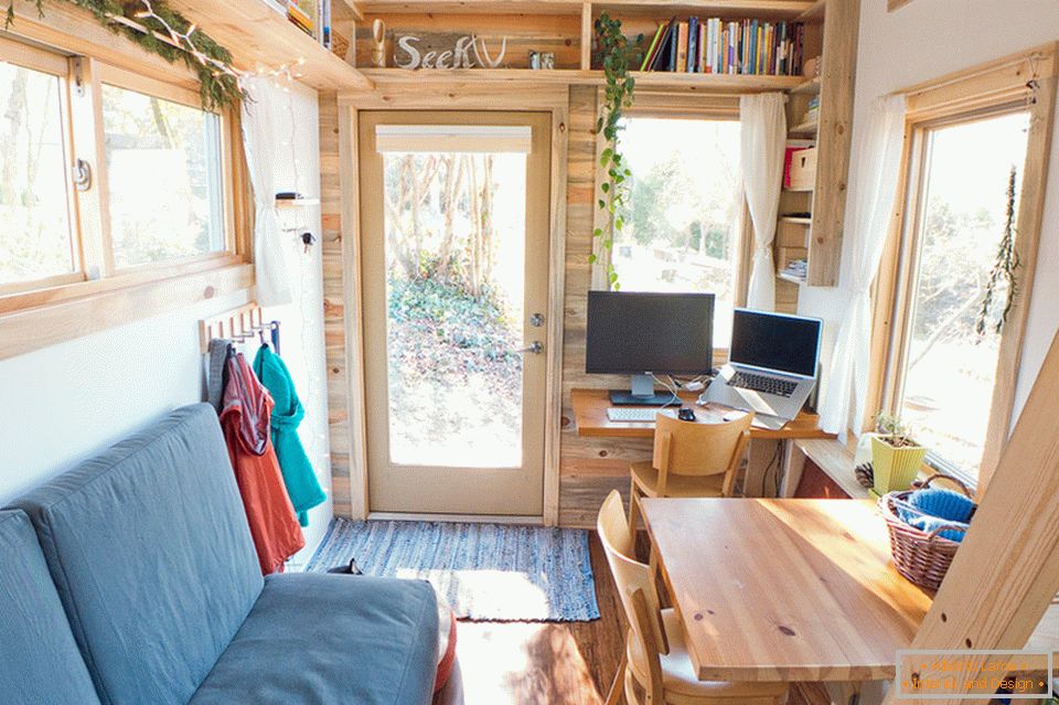 Interior de uma pequena cabana de madeira