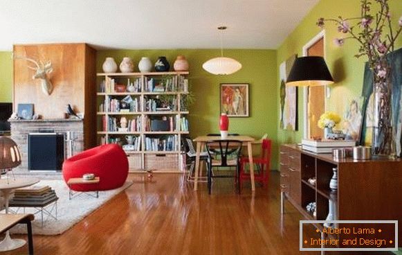 Design de uma sala de estar com paredes verdes