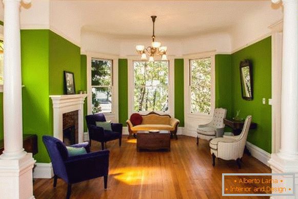 Cor verde das paredes na grande sala de estar