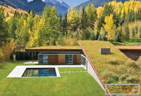 Casa privada com piscina na floresta entre as montanhas