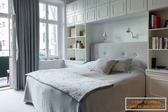 quarto branco em estilo moderno com móveis embutidos