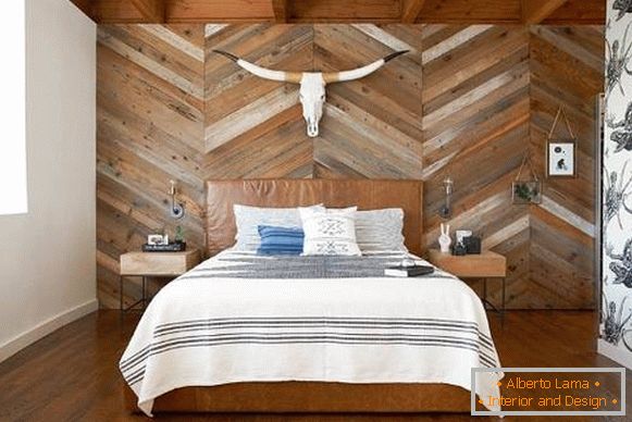 Imagem de um quarto em estilo moderno com painéis de madeira