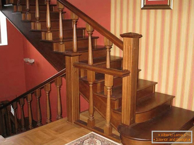 Interior da escadaria em uma pequena casa privada, фото 8