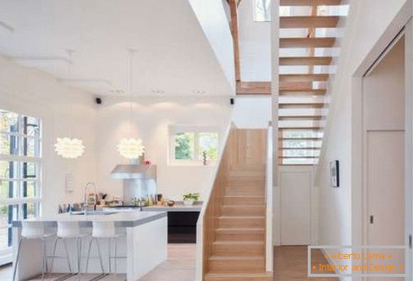 Design e cozinha interior em uma casa privada com uma grande janela