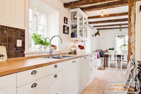 Um aconchegante interior de uma pequena cozinha em uma casa particular