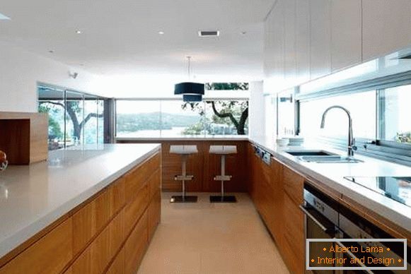 Branco com interior de cozinha moderna marrom com janela em casa privada