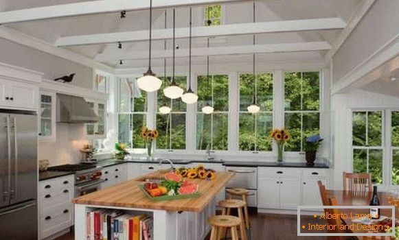 Interior de uma grande cozinha com uma janela em uma casa privada