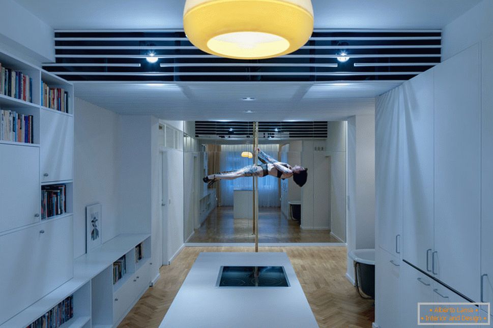 Design moderno de um pequeno apartamento - um poste no meio da sala