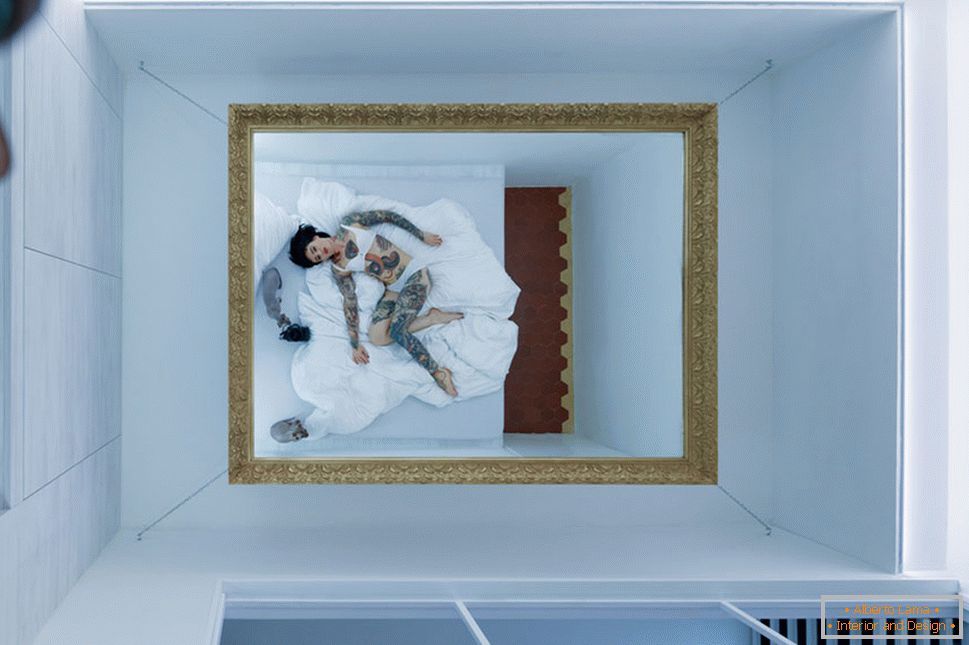 Design moderno de um pequeno apartamento - um espelho no teto