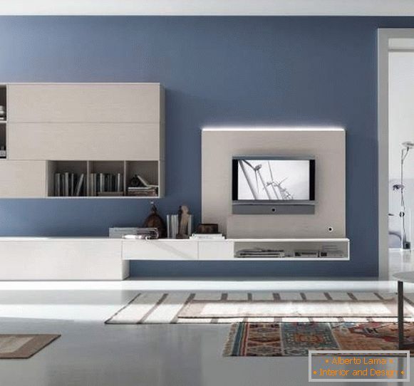 O design do salão em um apartamento em um estilo moderno de alta tecnologia e móveis brancos