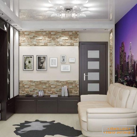 O design do salão no apartamento com papel de parede na parede