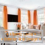Cortinas laranja na luminosa sala de estar