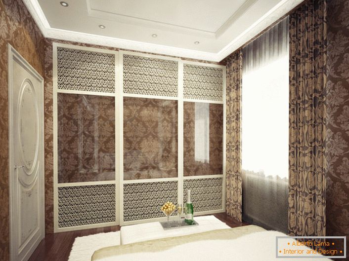 Mobiliário de quarto no estilo Art Deco deve ser espaçoso, funcional e atraente. Um elegante vestiário com portas brilhantes é uma opção interior ideal nesta direção estilística.