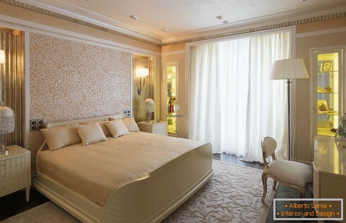 O quarto em tons de bege claro com uma cama larga é perfeito para descansar e dormir. O projeto de design é feito corretamente. De acordo com o estilo art déco, a iluminação exclusiva é selecionada.