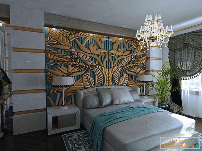 Um elegante e exclusivo painel em ouro esmeralda na cabeceira da cama é combinado com os elementos da decoração da sala. Quarto no estilo de apartamentos art deco-royal em um apartamento normal.