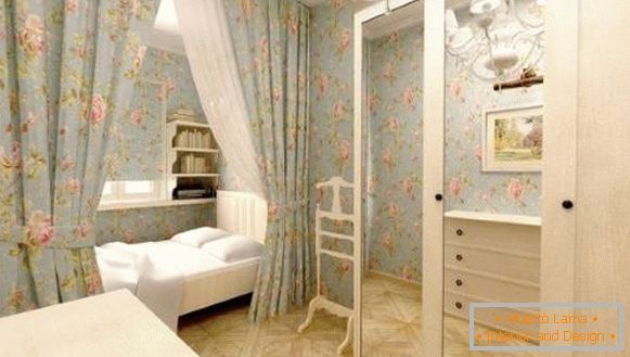 Armário no quarto no estilo da Provence com portas de batente
