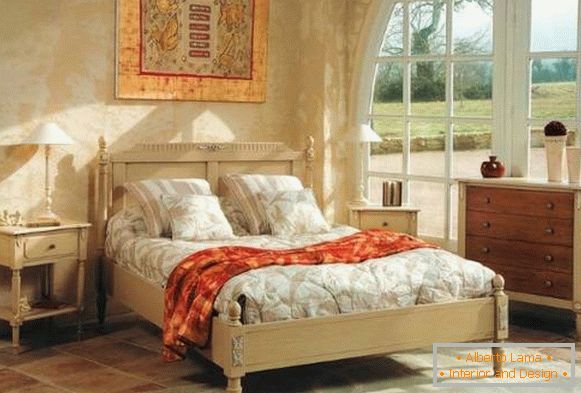 Cama no estilo da Provence e outros móveis no interior