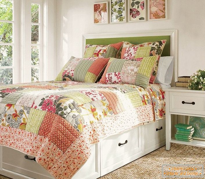 De acordo com o estilo country, os elementos decorativos para o quarto são escolhidos. Almofadas e manta em estilo