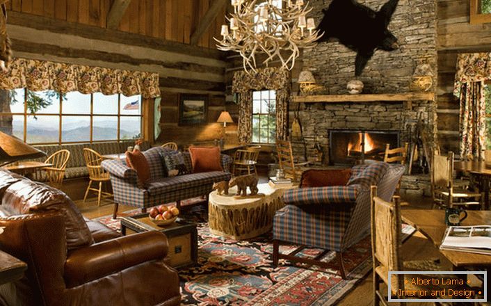 Sala de estar em uma casa de caça em estilo country. O estilo é caracterizado por negligência ligeira no design. 