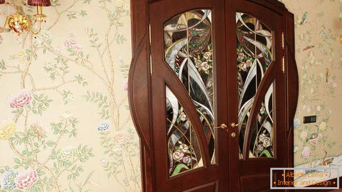 Um dos requisitos do estilo modernista é a naturalidade dos materiais utilizados. Portas interiores em madeira Wengé natural são decoradas com vitrais atraentes. 