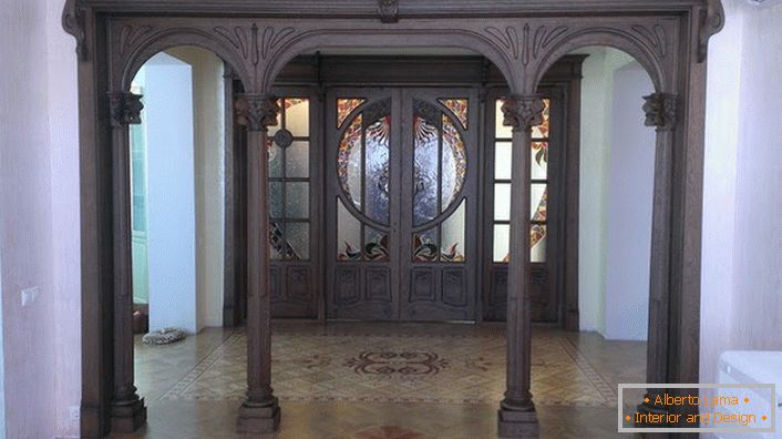 Portas de entrada no estilo Art Nouveau são feitas de madeiras escuras de madeira cara. A sala completa com essas portas parece solene e pomposa. 