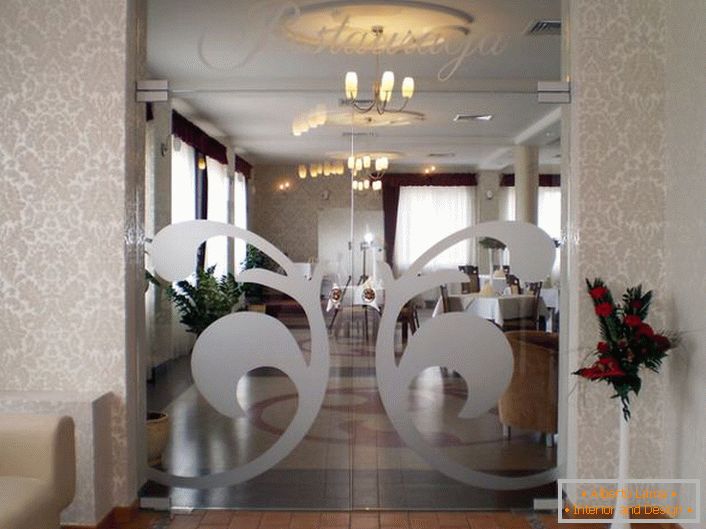 As portas de vidro no estilo Art Nouveau são decoradas com um padrão ornamentado simétrico prateado. Um detalhe original para um interior moderno. 