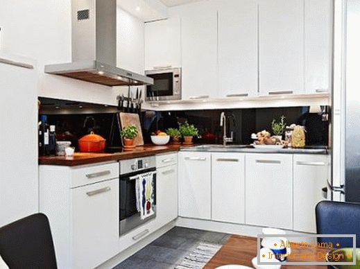 Contraste preto e branco no design da cozinha