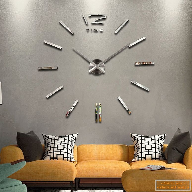 Grande relógio de parede над диваном