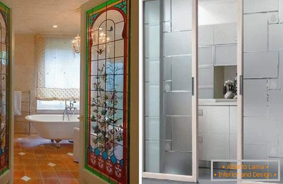 Portas de vidro incomuns para um banheiro com um padrão e textura