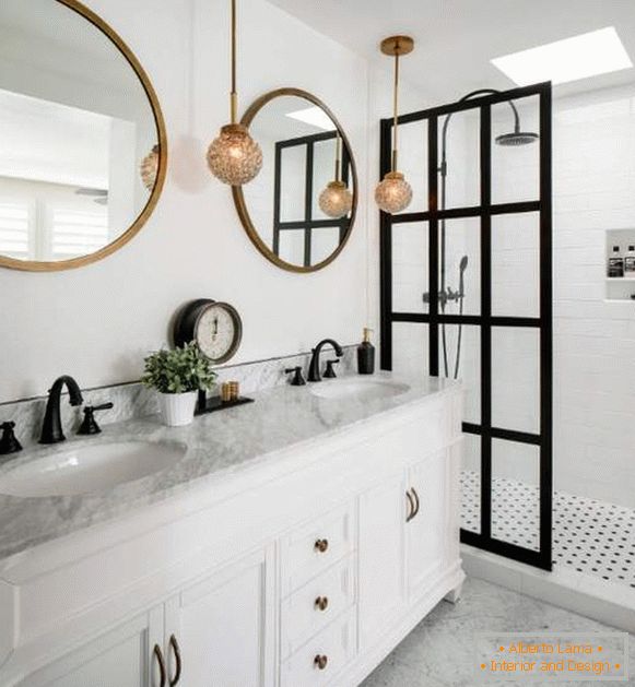 Design elegante de uma casa de banho com portas de vidro do chuveiro