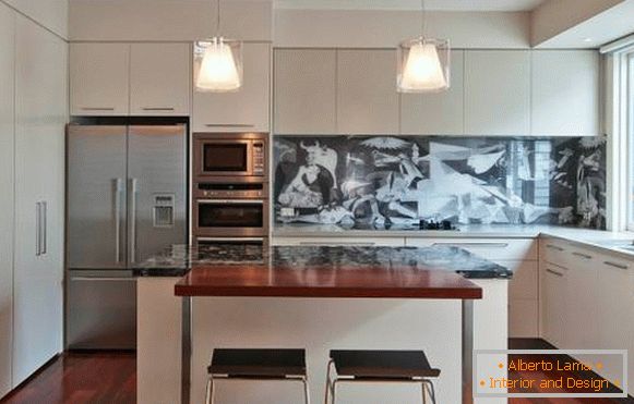 Design moderno de cozinha com um avental de vidro