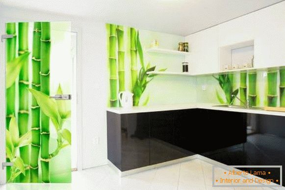 Avental de vidro para a cozinha com uma foto de bambu