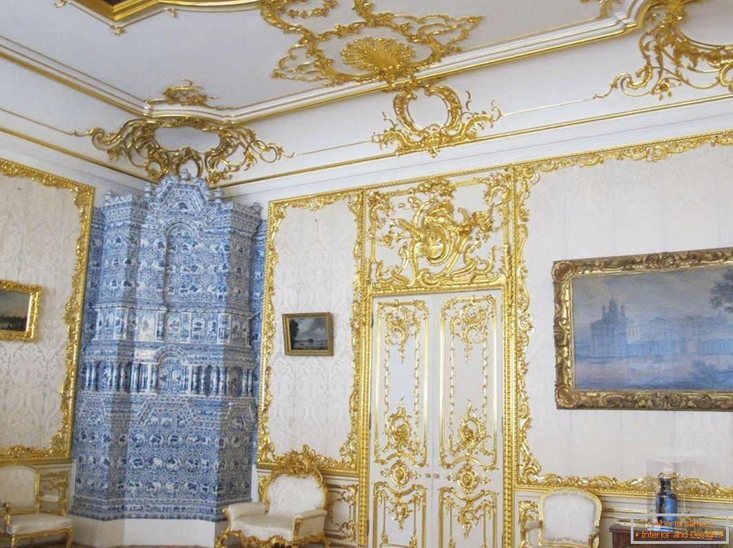 Interior branco da sala com padrões de ouro