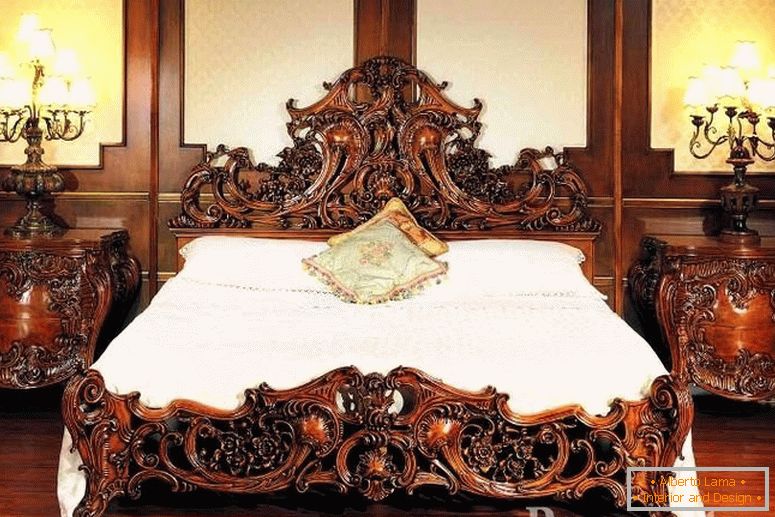 Mesas de cabeceira de madeira e uma cama com padrões esculpidos