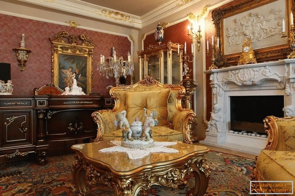 Hall com móveis e decoração dourada