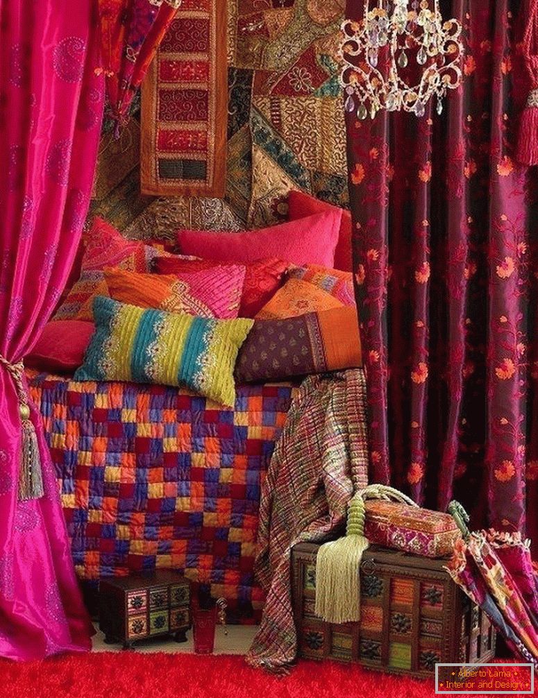 Almofadas multicoloridas na cama