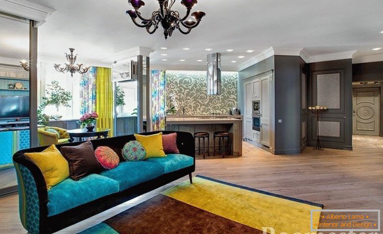 Sofá multi-coloridas e carpete no quarto